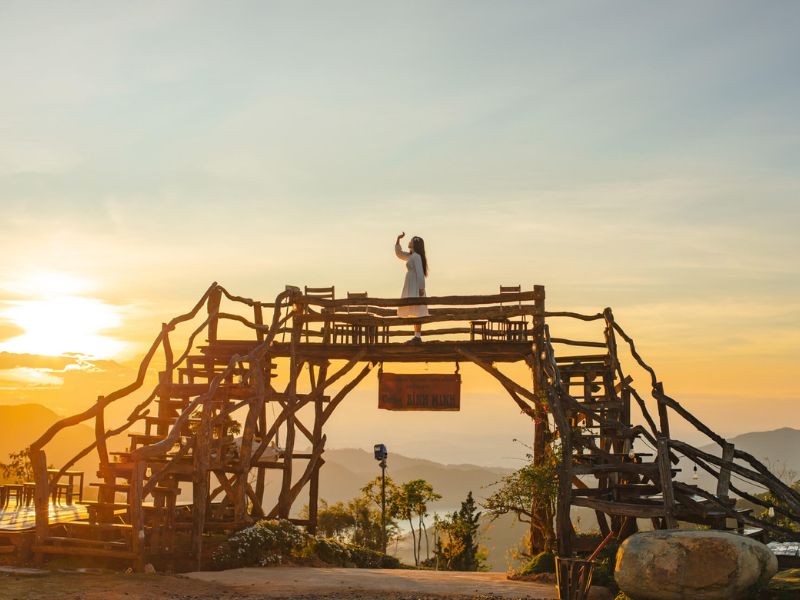 Cây Cầu Gỗ Săn Mây